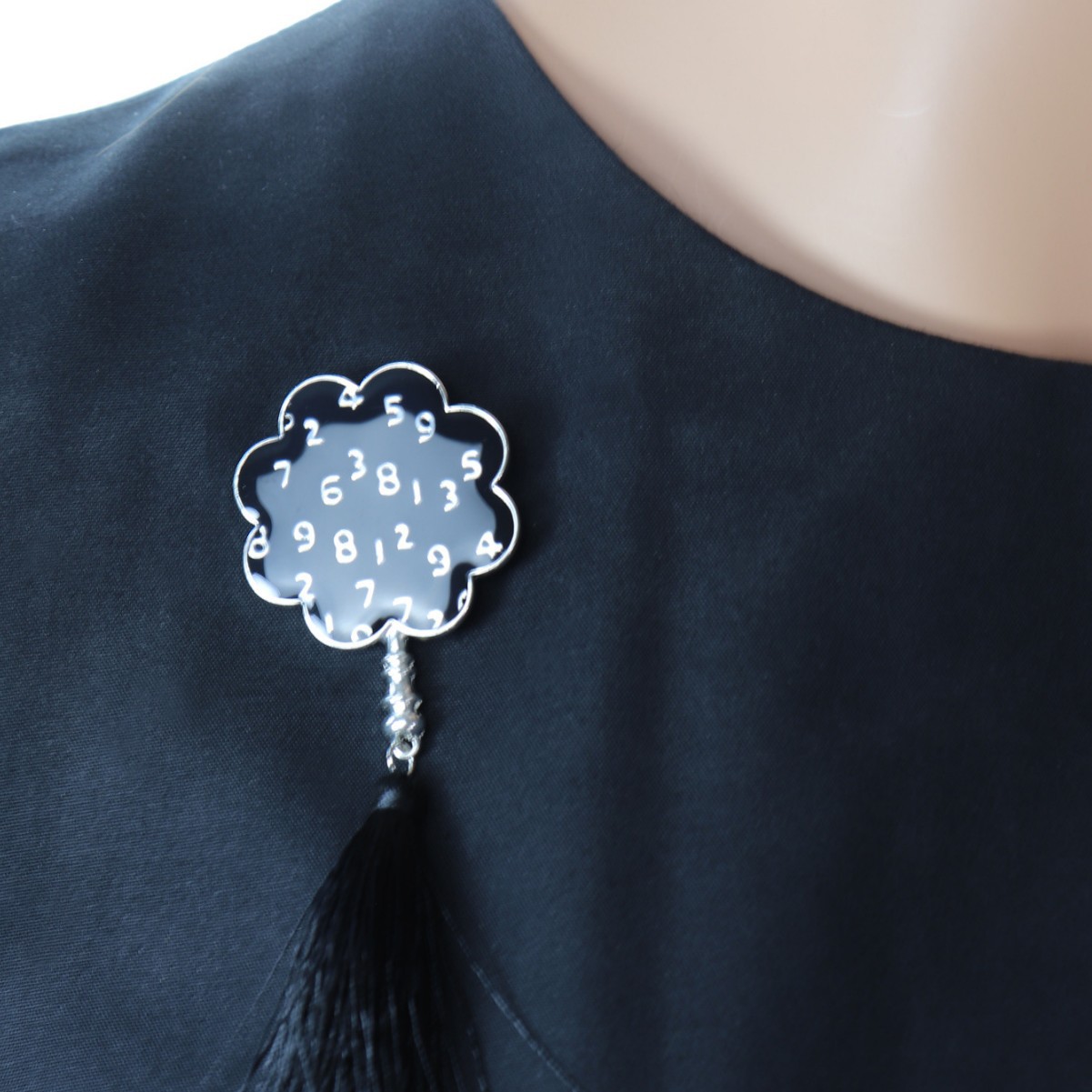 Vintage Fashion Kyoto - ของขวัญเล็กๆ น้อยๆ คือเข็มกลัดพู่เคลือบดิจิทัลลายหยดน้ำ พร้อมลวดลายจากเกียวโต ประเทศญี่ปุ่น