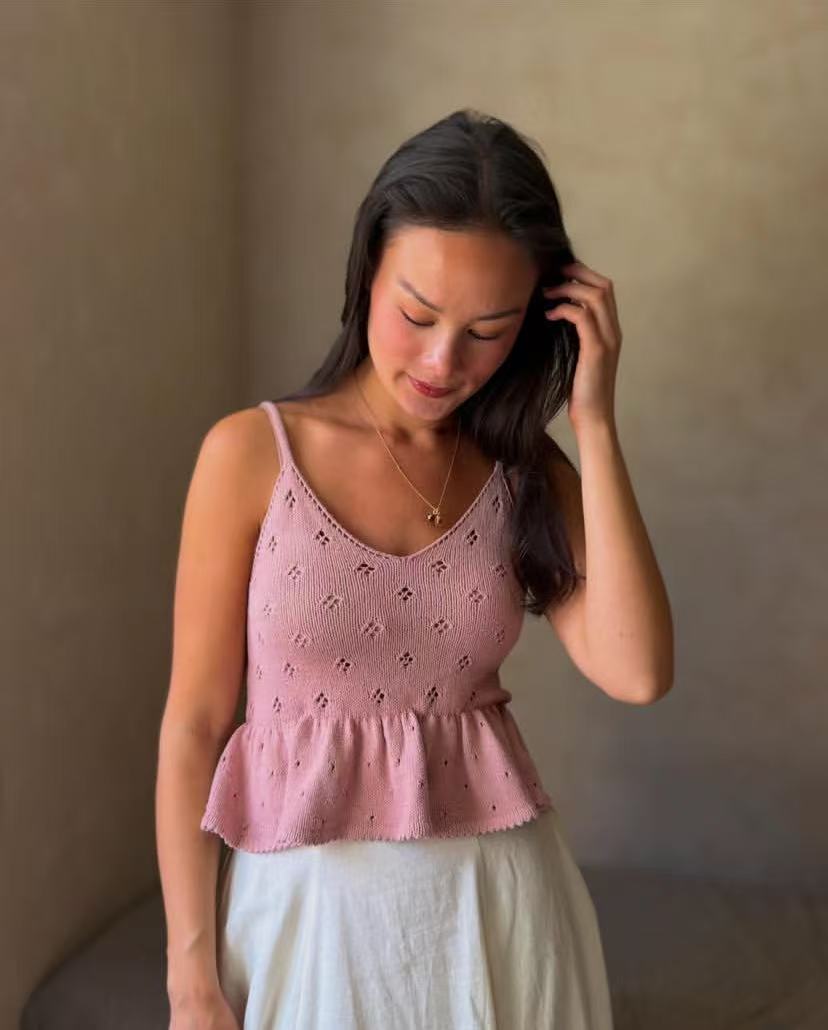 Vintage Fashion Retro Outfit - เสื้อกล้ามคอวีลายใบบัวบริสุทธิ์สำหรับผู้หญิงในฤดูร้อน ดีไซน์อเนกประสงค์และดูเพรียวบาง ทันสมัยสไตล์เรโทร